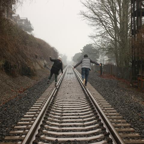 Casal andando pela linha de comboio